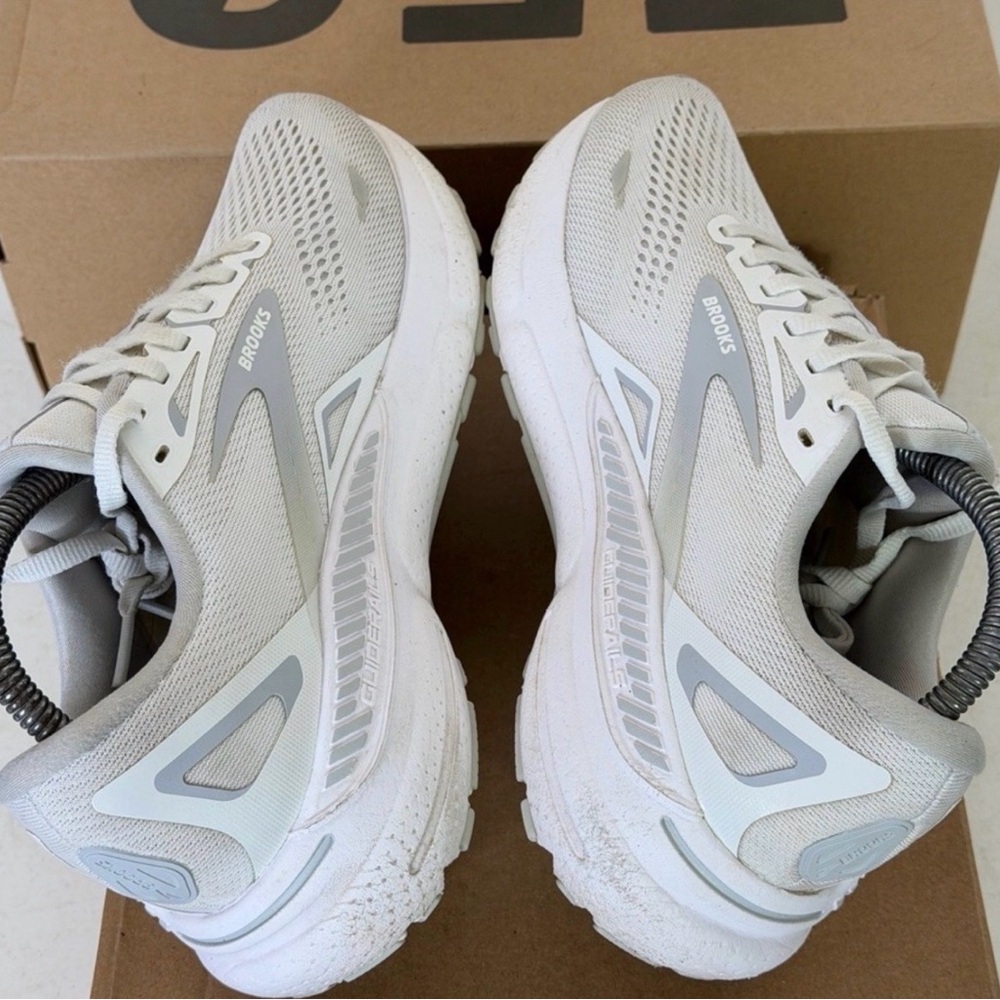 ⭐️ Brooks Adrenaline GTS 23 Running Shoes Women Size 7.5 B White (B15) - Picture 7 of 12